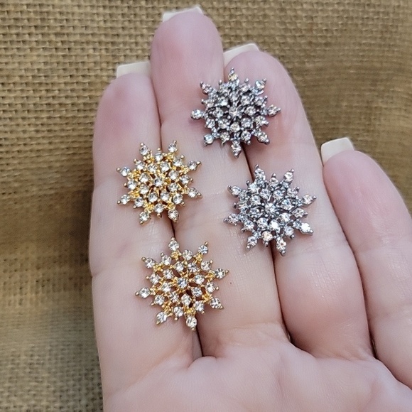 🔥LAST PAIR🔥 GORGEOUS SNOWFLAKE SPARKLE EARRINGS, Choice of Color - Picture 3 of 6